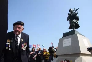 Bill Millin ao lado de sua estátua